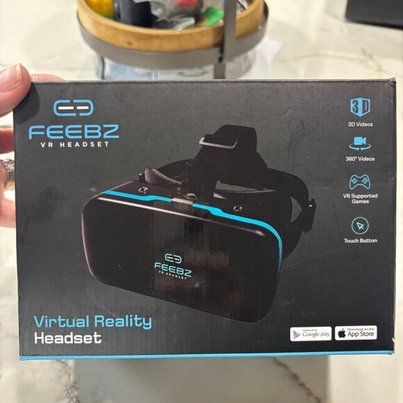 Black VR Headset with Built-in Gaming Button - Picture 2 of 5